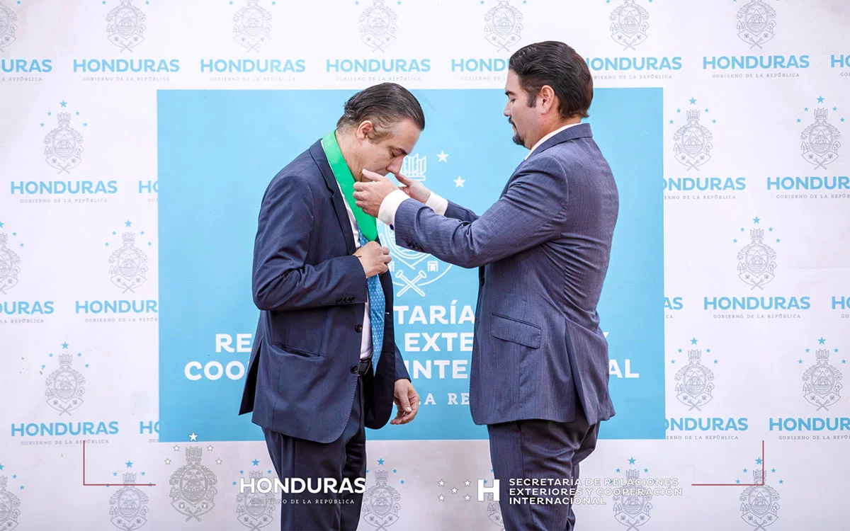 Dr. Maximiliano Alonso receives the Order of José Cecilio del Valle at the rank of 