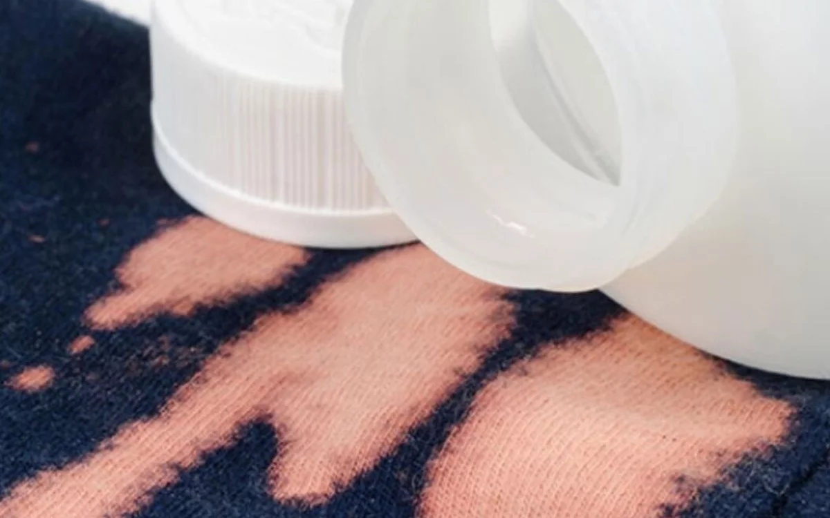 Bleach or chlorine on clothes: the home trick that almost no one uses and can save your favorite garment