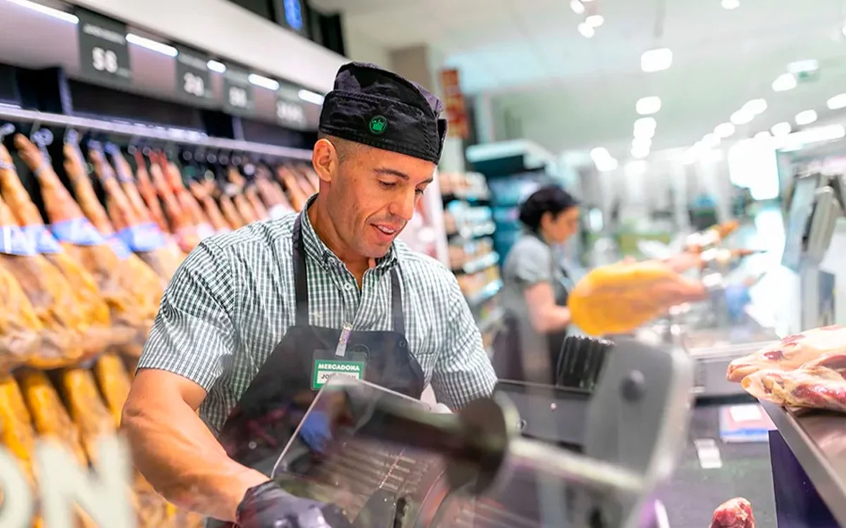 
			Mercadona has launched a new job call to incorporate delivery drivers and supermarket staff in its different stores and logistics centers in Spain, offering attractive salaries of up to 1500 euros per month.
