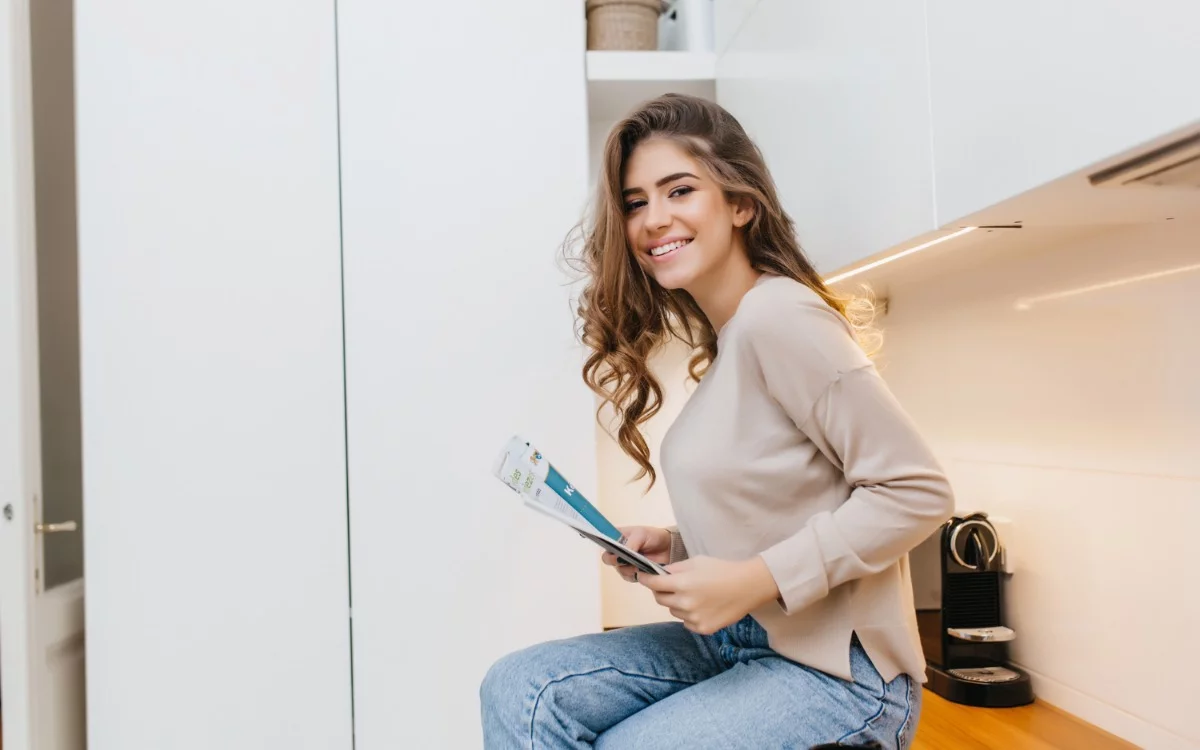 Neither by age nor by income: the data that explains the rise of people living alone