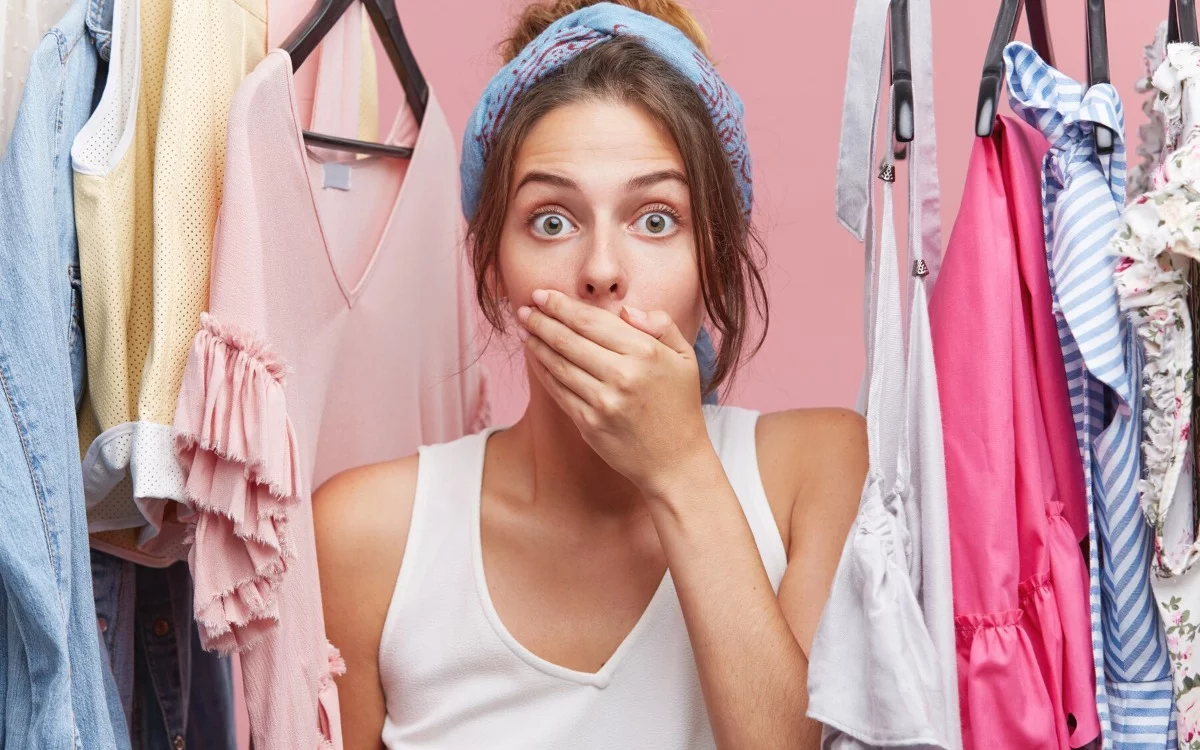 What it means to put tea bags in clothes: the homemade trick that solves one of the big problems in our garments